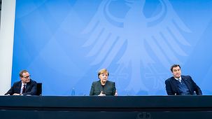 Bundeskanzlerin Angela Merkel spricht auf einer Pressekonferenz zwischen Michael Müller, Berlins Regierender Bürgermeister, und Markus Söder, bayerischer Ministerpräsident.