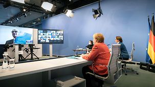 Bundeskanzlerin Angela Merkel bei der Übergabe des Integrationsberichtes.