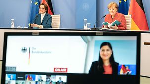 Bundeskanzlerin Angela Merkel bei der Übergabe des Integrationsberichtes.