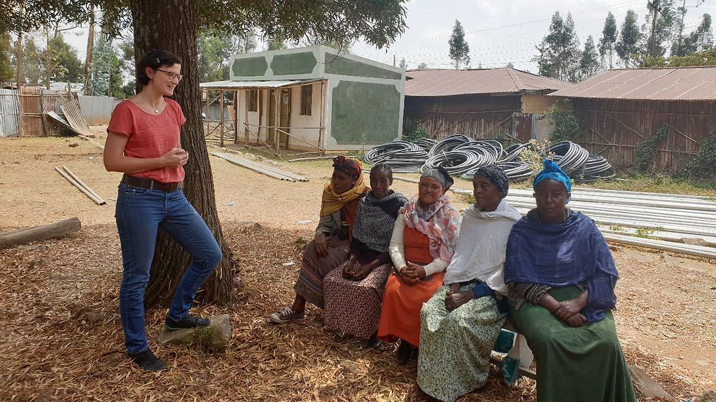 Andrea Rüdiger talking to women farmers in Ethiopia