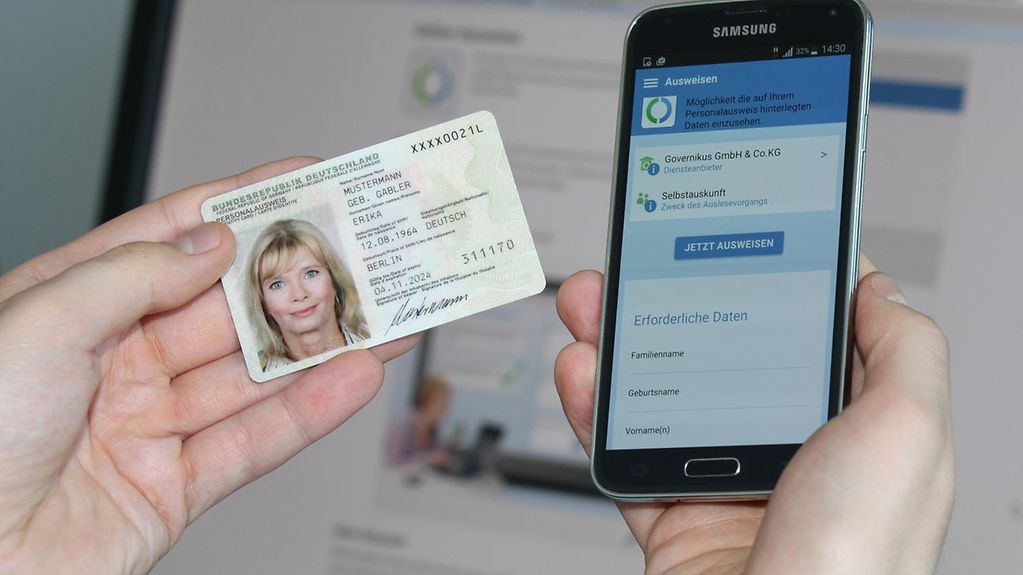 Personalausweis und Smartphone.