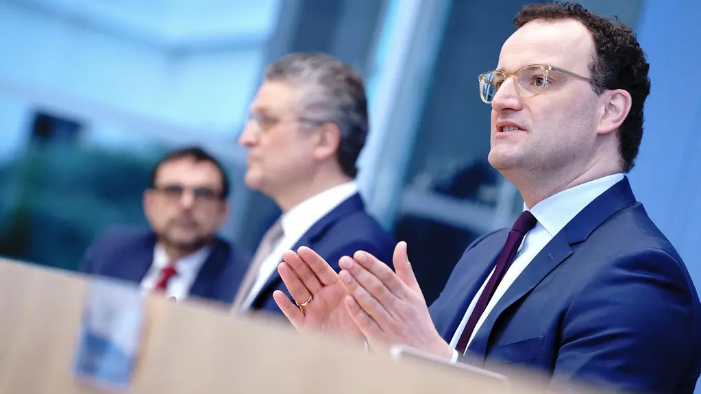 Bundesgesundheitsminister Jens Spahn gibt eine Pressekonferenz zur Corona-Lage.