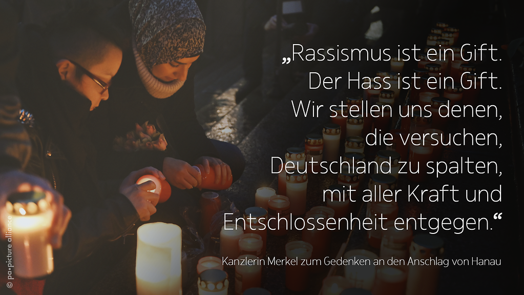 Das Bild zeigt zwei junge Menschen im Dunkeln mit Trauerkerzen in der Hand, im Hintergrund viele Kerzen. Darunter ist ein Zitat von Bundeskanzlerin Merkel zu lesen. (Weitere Beschreibung unterhalb des Bildes ausklappbar als "ausführliche Beschreibung")