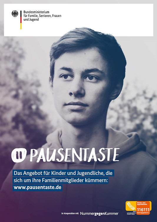 Titelbild der Publikation "Pausentaste - Plakat - Motiv Junge - Das Angebot für Kinder und Jugendliche, die sich um ihre Familienmitglieder kümmern: www.pausentaste.de"