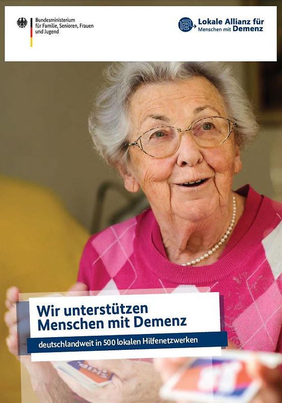 Titelbild der Publikation "Wir unterstützen Menschen mit Demenz - deutschlandweit in 500 lokalen Hilfenetzwerken"