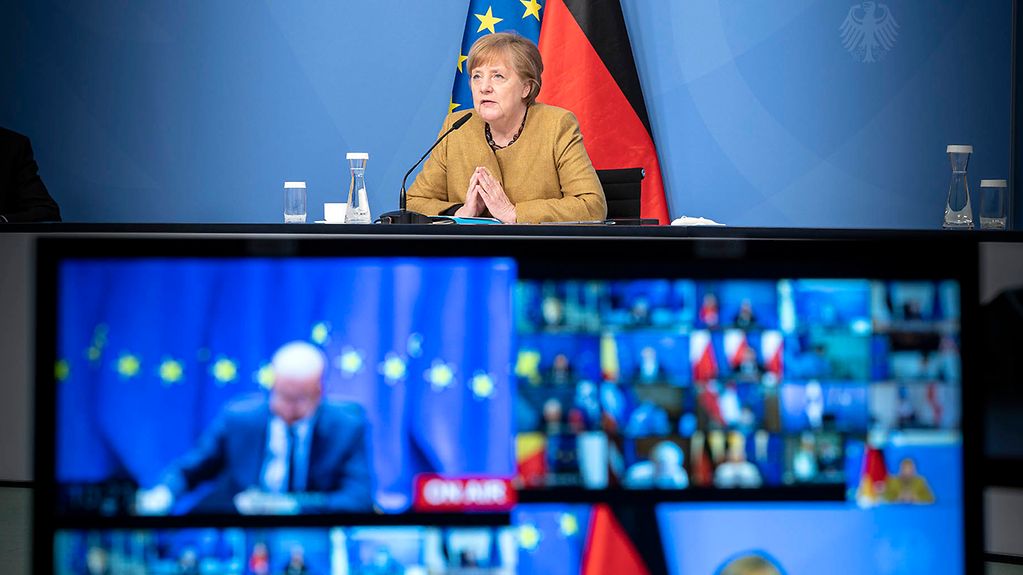 Foto zeigt Bundeskanzlerin Merkel bei einer Videokonferenz.
