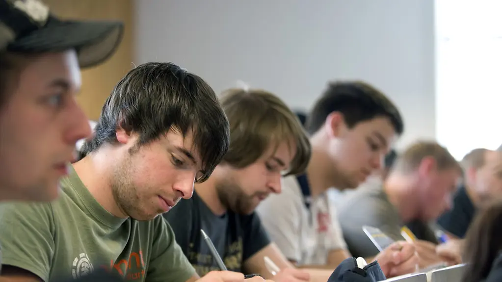 Studenten in einer Hochschulvorlesung