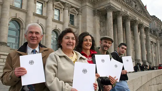 Menschen vor dem Reichstag