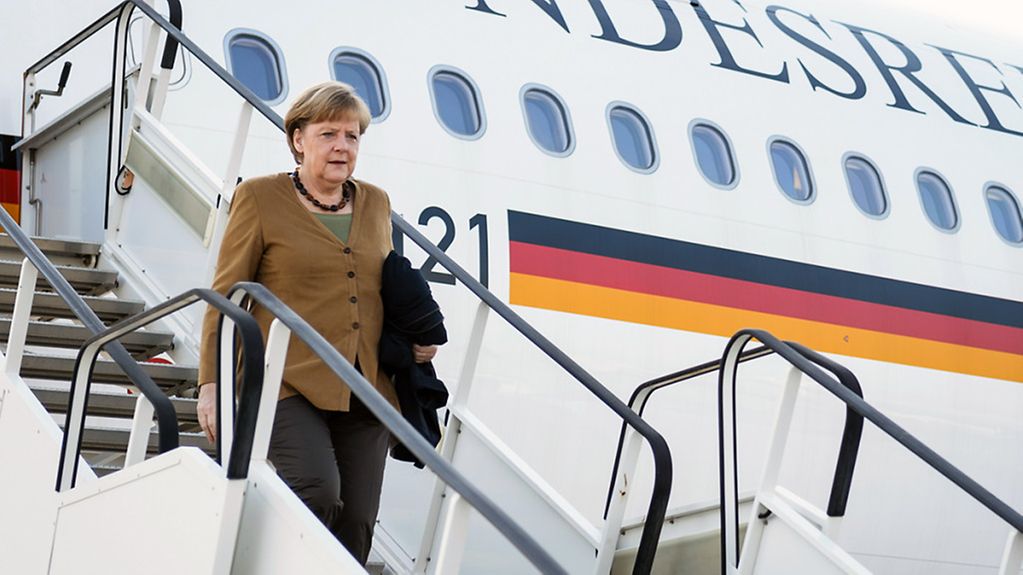 La chancelière fédérale Angela Merkel sur la passerelle d'un Airbus de l'Escadre de missions aériennes spéciales de la Bundeswehr.