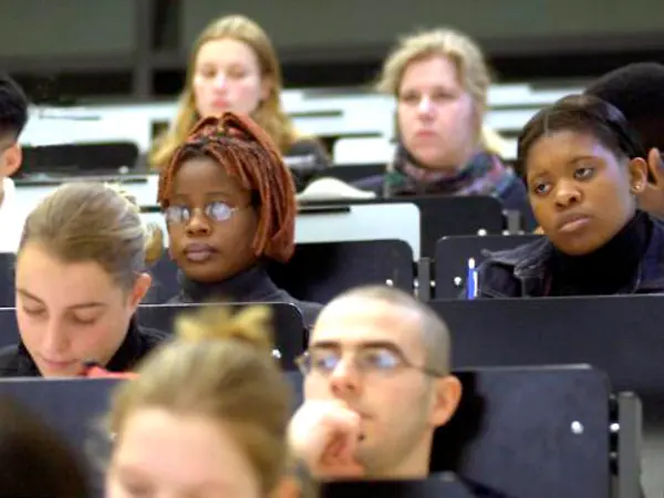 Magdeburg (Sachsen-Anhalt): Studenten, darunter viele ausländische Hörer, sitzen am 06.11.2001 in einer Vorlesung an der Otto-von-Guericke-Universität in Magdeburg.