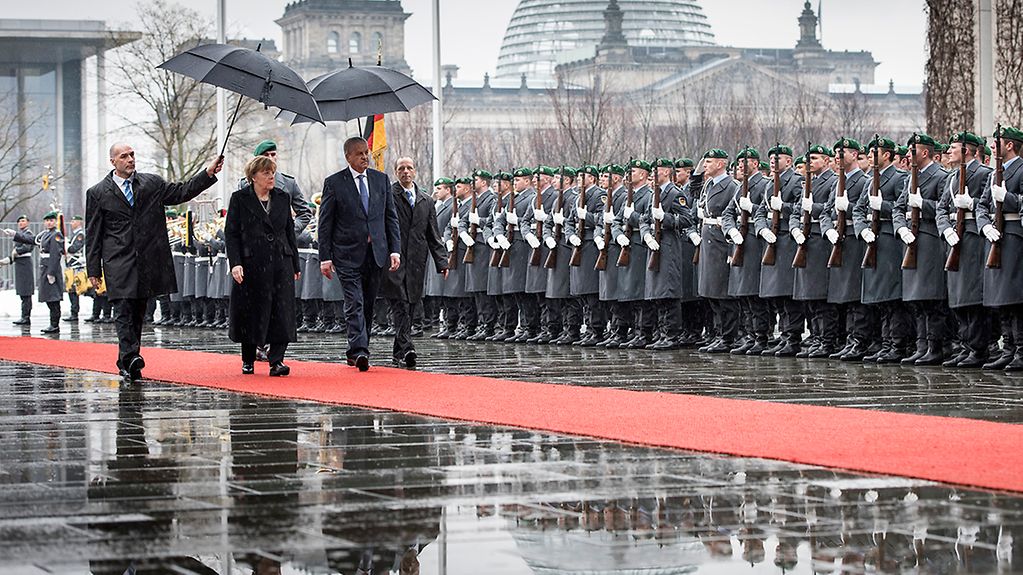 La chancelière fédérale Angela Merkel accueille le premier ministre algérien Abdelmalek Sellal avec les honneurs militaires