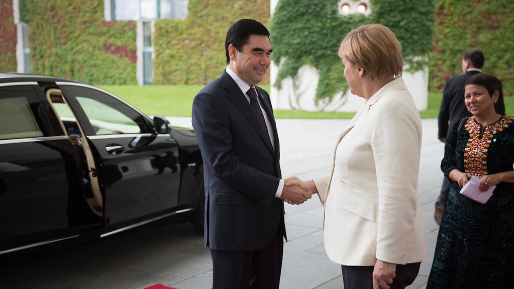 Bundeskanzlerin Angela Merkel begrüßt den Präsidenten Turkmenistans, Gurbanguly Berdimuhamedov.