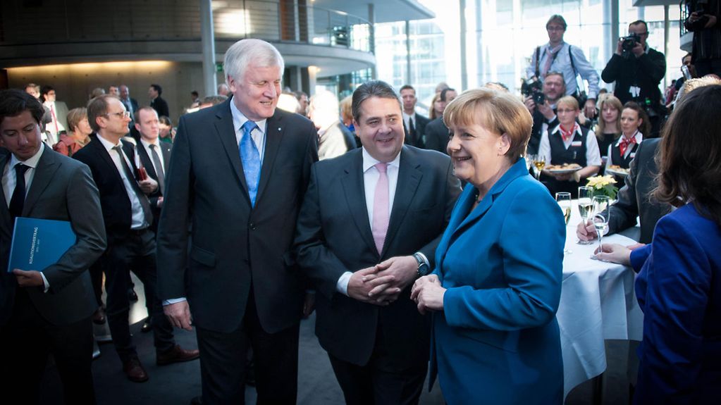 Bundeskanzlerin und CDU-Vorsitzende Angela Merkel (re.), der SPD-Vorsitzende und designierte Vizekanzler Sigmar Gabriel (Bildmitte) und der CSU-Vorsitzende Horst Seehofer
