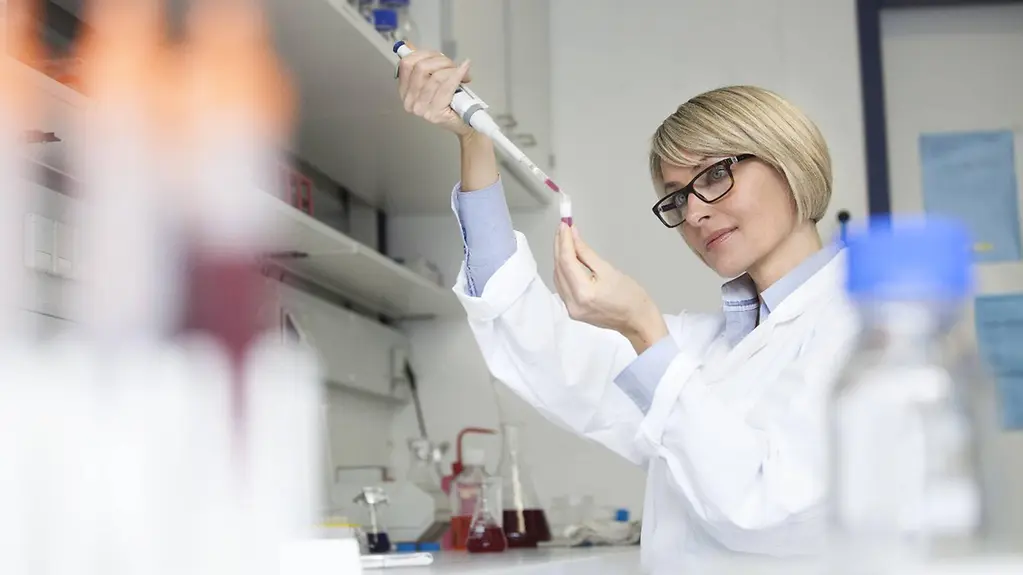Foto zeigt eine Frau im Labor. 