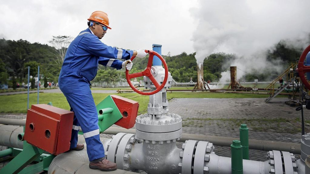 Ein Arbeiter am Bohrcluster 13 der Firma Pertamina Geothermal Energy PGE am Geothermiestandort Lahendong auf der Insel Sulawesi, Indonesien.