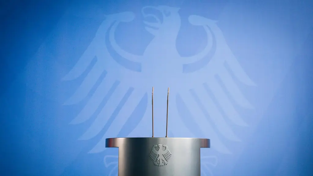 Rednerpult im Kanzleramt 