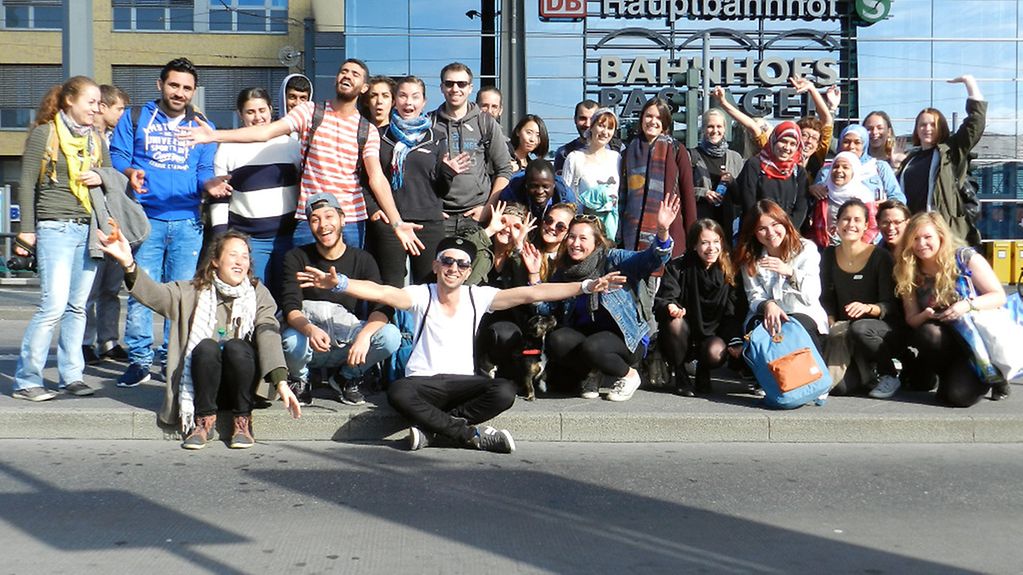 Teilnehmer des Community-Tags, organisiert vom Verein 'Über den Tellerrand e.V.', vor dem Hauptbahnhof in Potsdam. 26. September 2015
