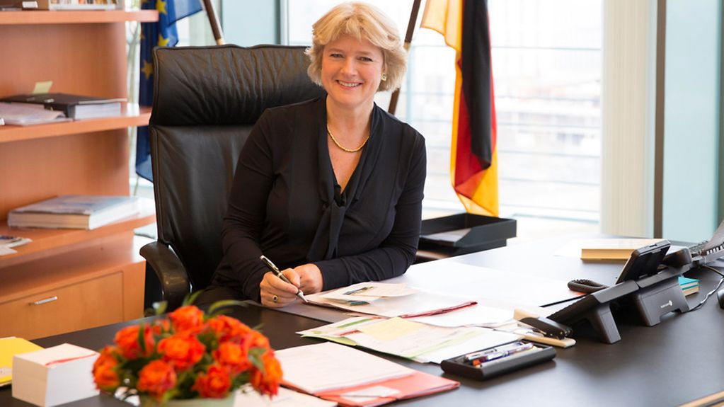 Monika Grütters, Staatsministerin für Kultur und Medien (BKM) am Schreibtisch.
