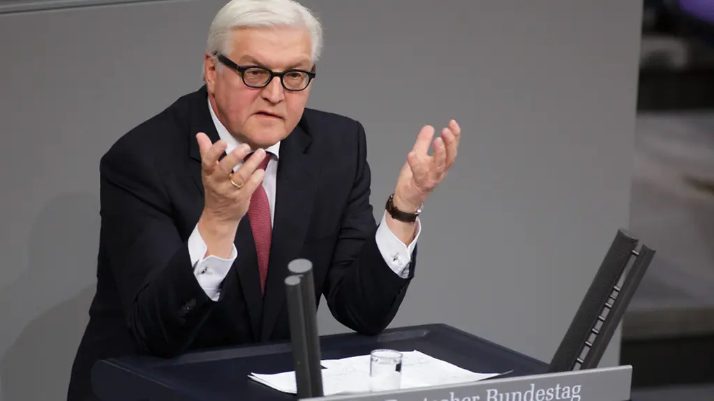 Bundesaussenminister Frank-Walter Steinmeier spricht im Bundestag.