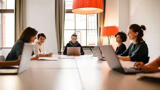 Teambesprechung der Fem.OS-Beraterinnen: So geht digitales Streetwork. 