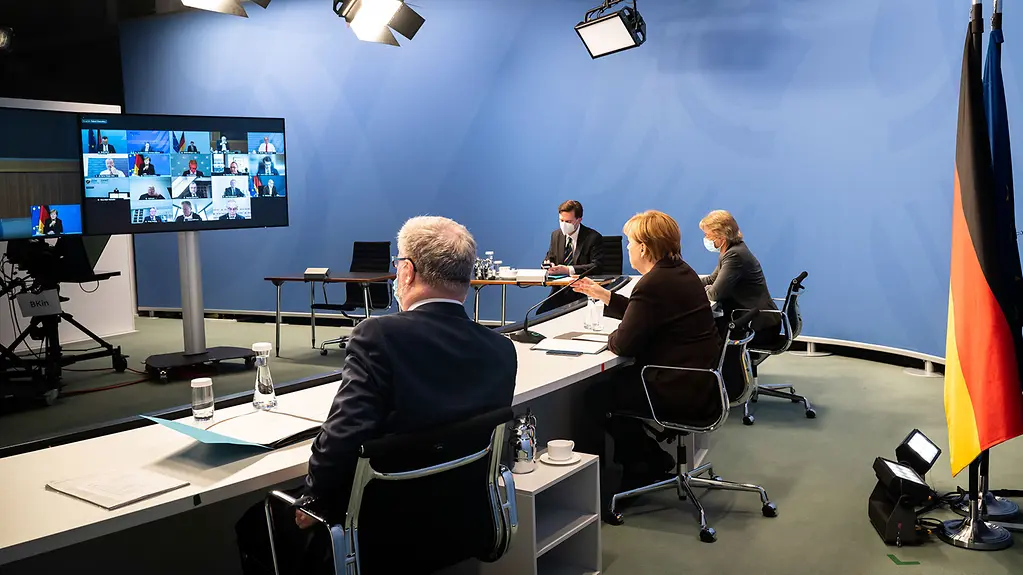 Bundeskanzlerin Angela Merkel im Gespräch mit Vertretern von Wirtschaftsverbänden und Gewerkschaften.