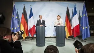 Merkel und Hollande am Rednerpult.