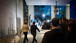 Merkel und Hollande vor Medienvertretern im Kanzleramt.