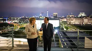 Merkel und Hollande auf der Dachterrasse des Kanzleramtes.