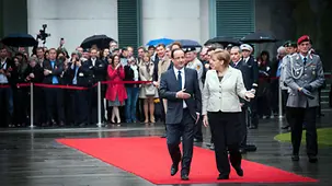 Merkel und Hollande auf dem roten Teppich