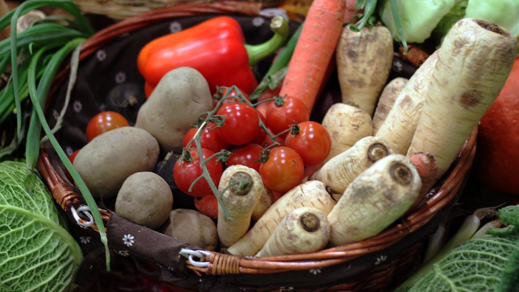 Das Bild zeigt einen Tisch voller Gemüse.