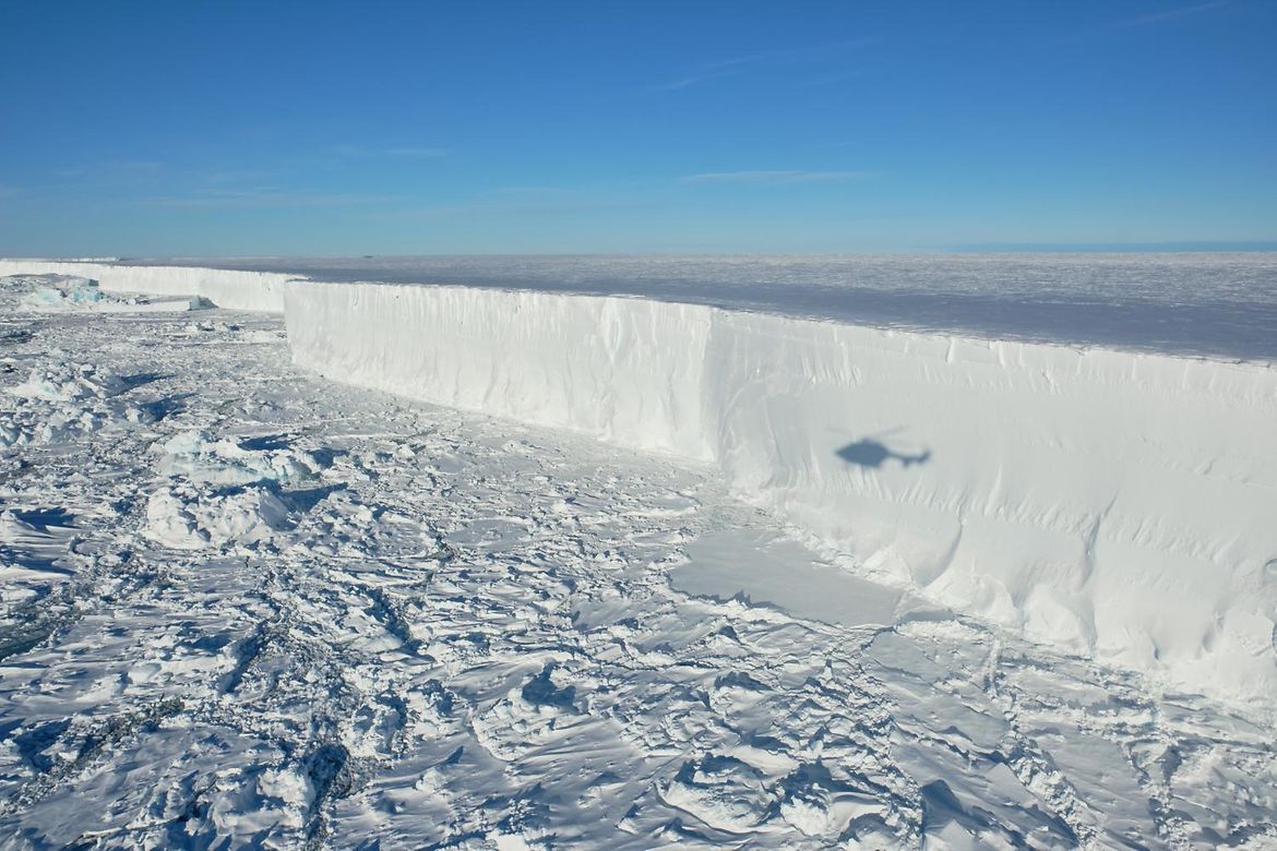 Kante des Eisbergs aus der Luft fotografiert