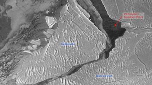 Die Satellitenaufnahme zeigt die „Polarstern“ im Spalt zwischen Brunt-Schelfeis und Eisberg A74 im antarktischen Weddellmeer.