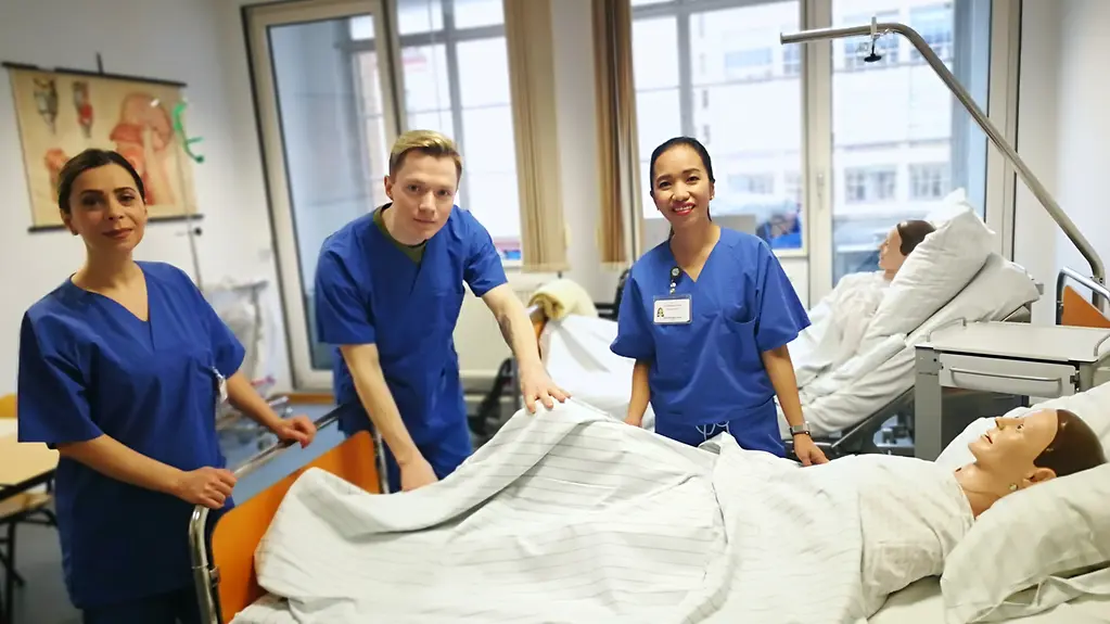 Pfleger*innen beim ben am Krankenbett