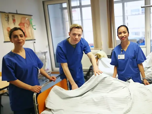 Pfleger*innen beim ben am Krankenbett