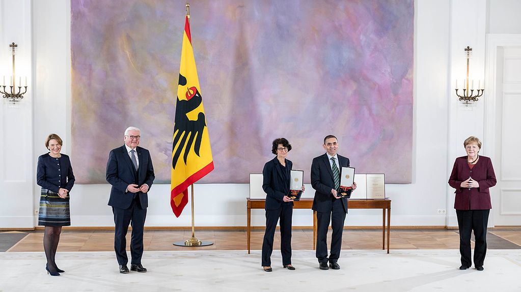 Bundeskanzlerin Angela Merkel während der Verleihung des Verdienstordens an Özlem Türeci und Uğur Şahin, Gründerehepaar von Biontech.