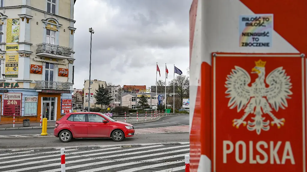 Ein Grenzpfeiler in den Nationalfarben Polens steht nahe dem Grenzübergang Stadtbrücke zwischen dem polnischen Slubice und Frankfurt (Oder) in Brandenburg.