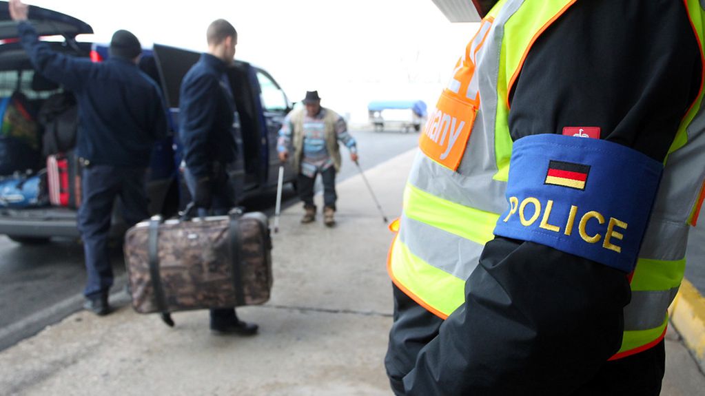 Des policiers accompagnent des demandeurs d’asile déboutés à l’aéroport de Leipzig-Halle à Schkeuditz (Saxe) avant leur départ pour Belgrade (Serbie).