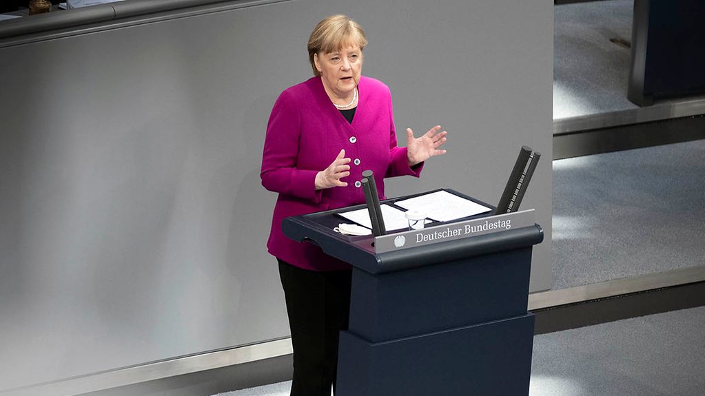 Das Bild zeigt Angela Merkel am Rednerpult des Deutschen Bundestags.