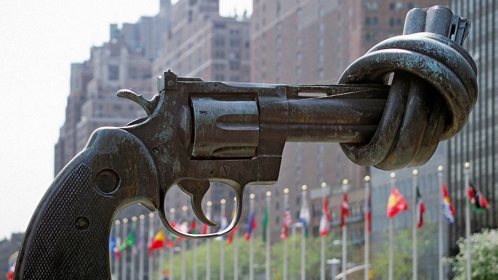 Ein Revolver mit Knoten vor dem UNO-Gebäude