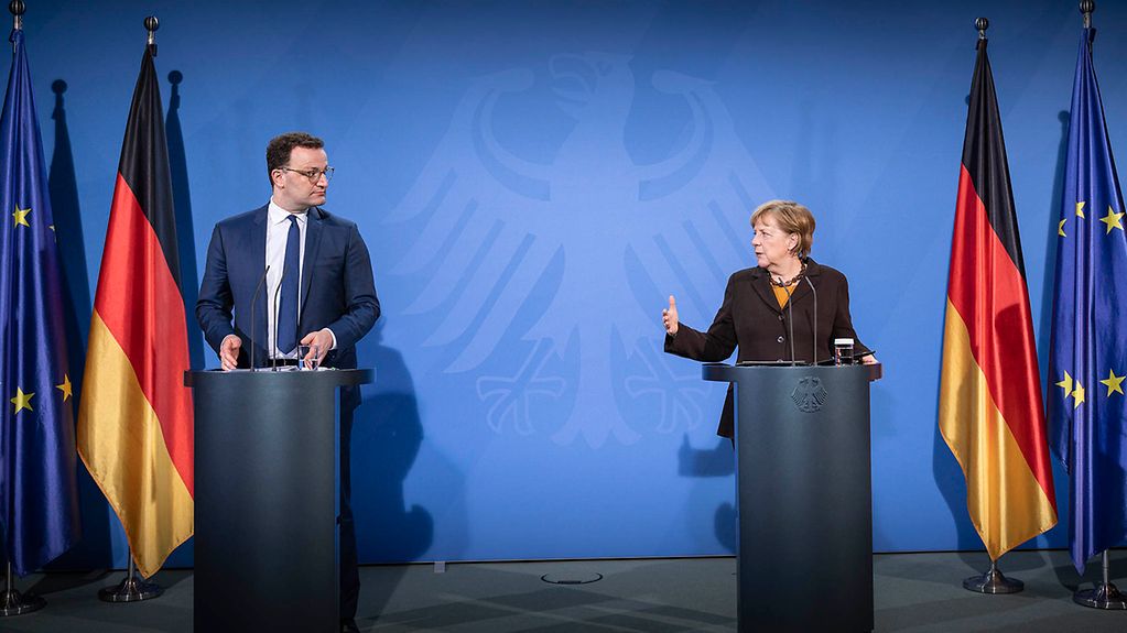 Foto zeigt Merkel und Spahn 