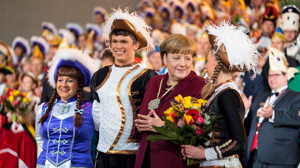 Bundeskanzlerin Angela Merkel begrüßt beim Karnevalsempfang im Bundeskanzleramt ein Prinzenpaar.