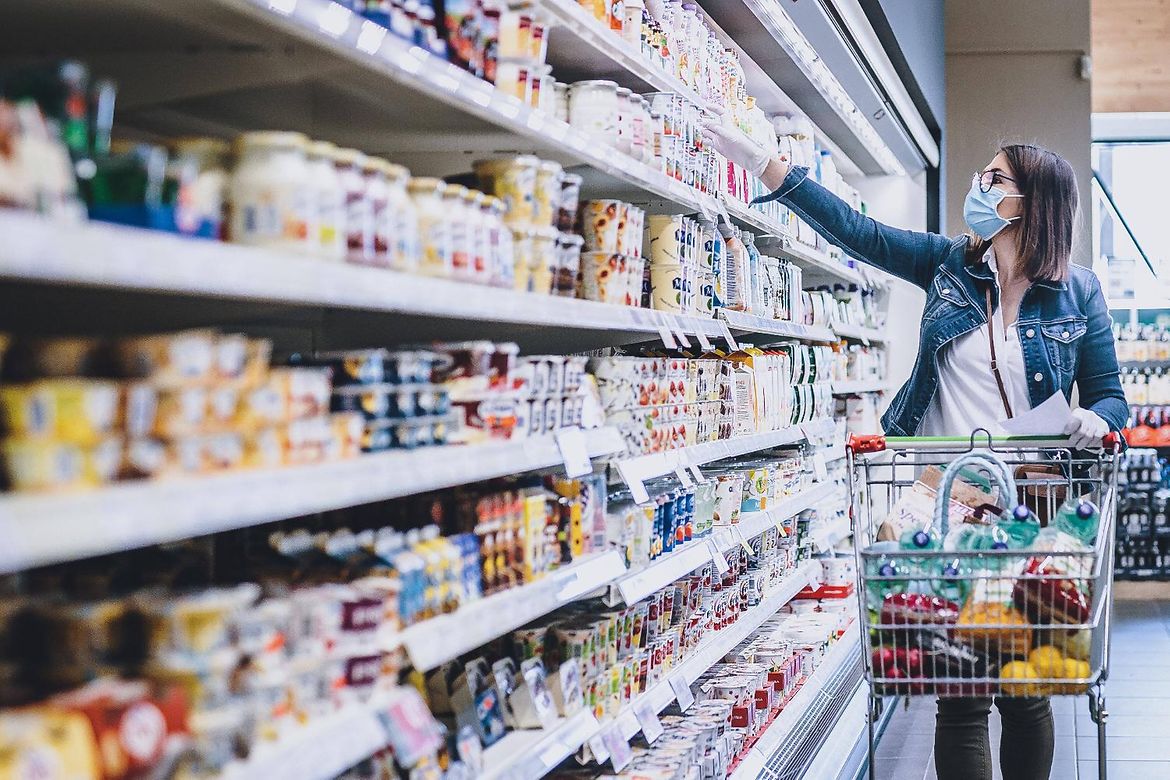 Foto zeigt eine Frau beim Einkaufen im Supermarkt.