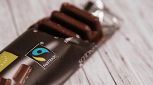 Foto zeigt einen Schokoriegel mit Fairtrade-Siegel