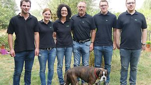Auf dem Foto Familie Hoffarth und Mitarbeiter Christoph Heimann mit Hund