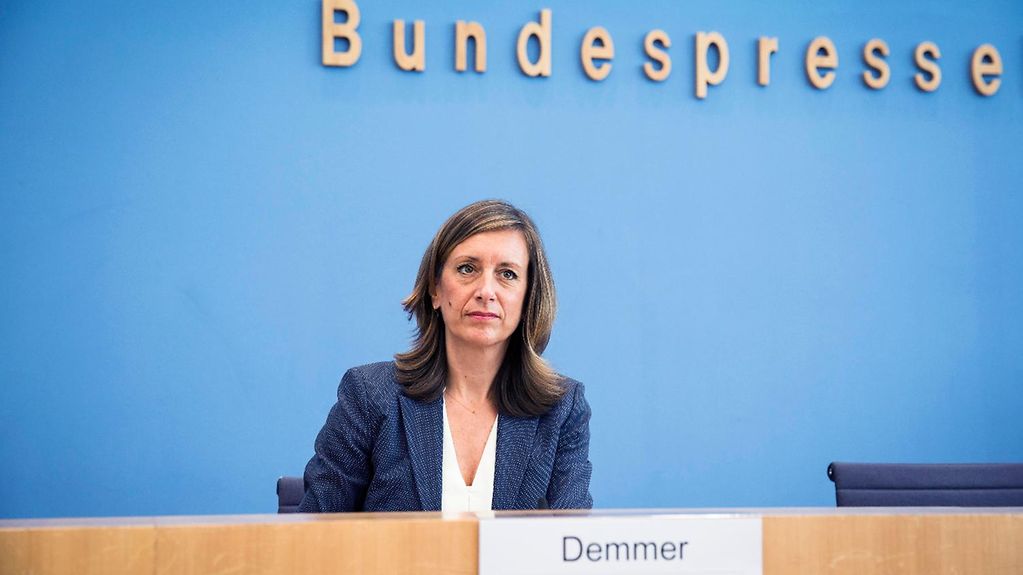 Das Bild zeigt Ulrike Demmer, stellvertretende Sprecherin der Bundesregierung, während einer Regierungspressekonferenz, im Haus der Bundespressekonferenz.