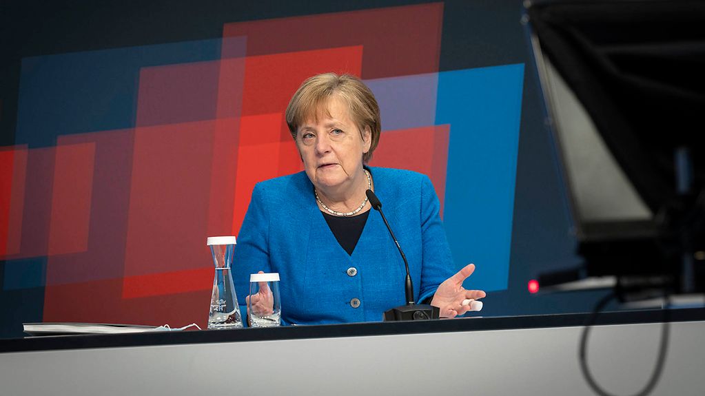 Angela Merkel prononce un discours lors du lancement officiel de la Foire de Hanovre.