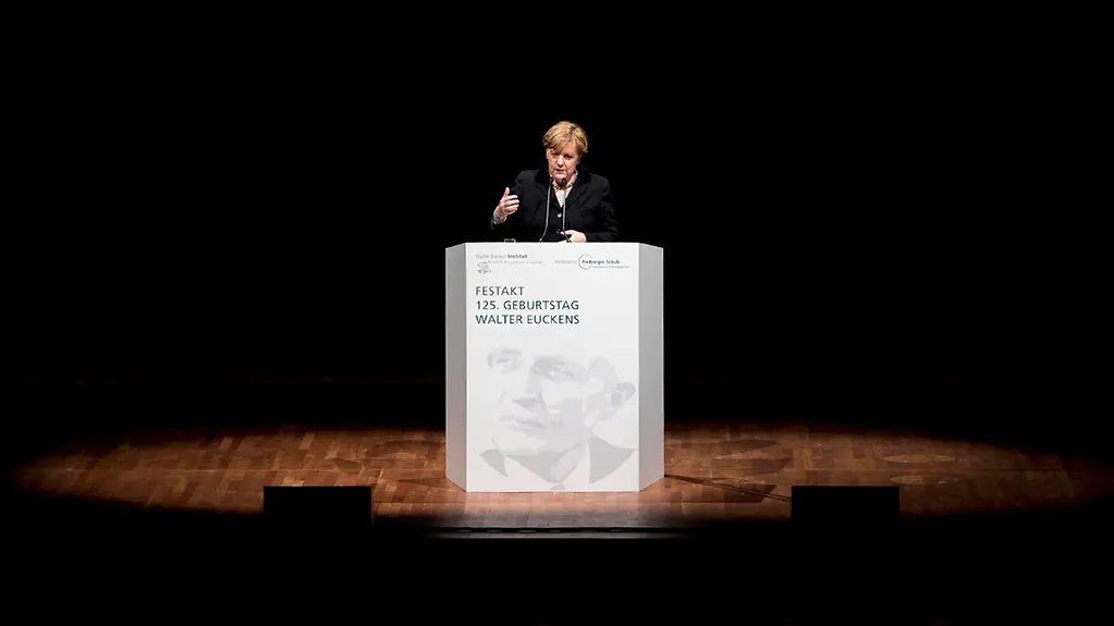 Bundeskanzlerin Angela Merkel spricht beim Festakt anlässlich des 125sten Geburtstages von Walter Eucken.