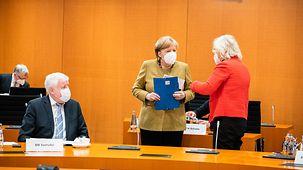 Bundeskanzlerin Angela Merkel im Gespräch mit Christine Lambrecht, Bundesministerin der Justiz und für Verbraucherschutz, im Vorfeld der Kabinettssitzung.