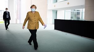 Bundeskanzlerin Angela Merkel geht im Kanzleramt zu einem Pressestatement.