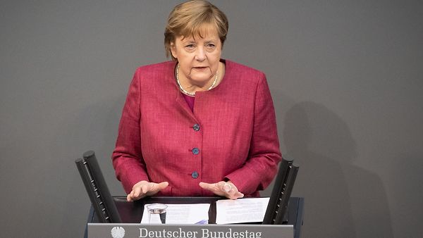 Bundeskanzlerin Angela Merkel spricht im Bundestag.